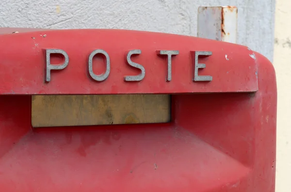 Kırmızı posta kutusu