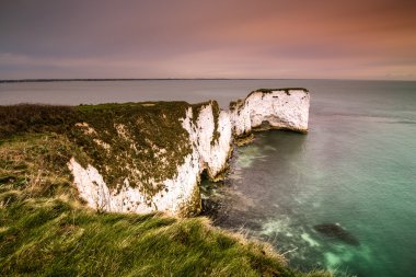 alacakaranlık ruh halinde denize uzanan Beyaz tebeşir kayalıklarla