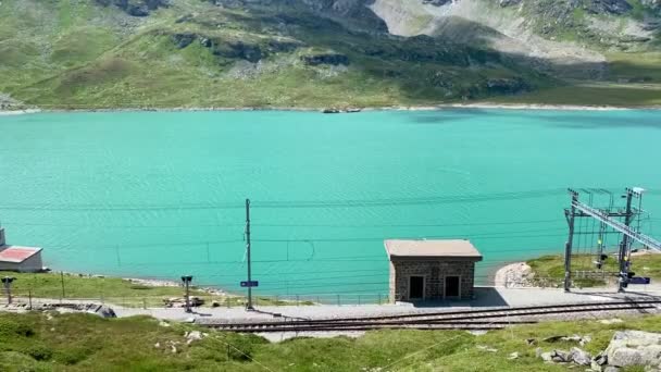 Train Rouge Unesco Arrivant Gare Bernina Pass Suisse — Video