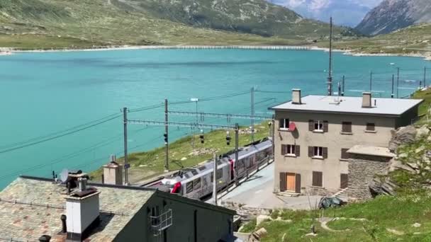 离开瑞士Bernina Pass车站的教科文组织红色火车 — 图库视频影像