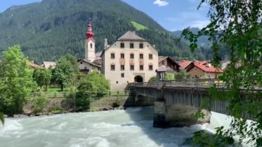 Soğuk akarsu, geleneksel kilise ve Avusturya 'daki ahşap köprü.