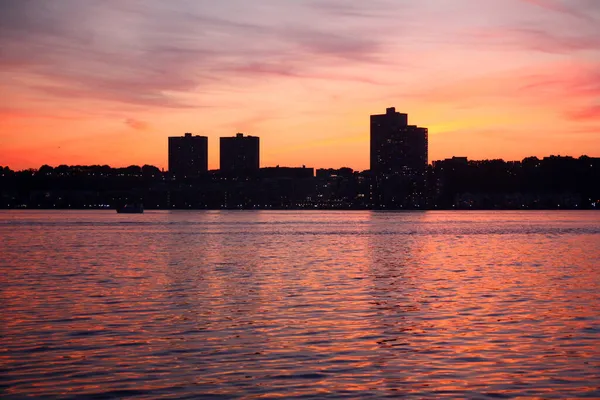 Pôr Sol Laranja Rio Hudson Atrás Silhueta Dos Arranha Céus — Fotografia de Stock