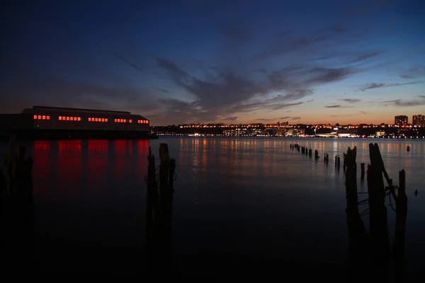 Rood Verlichte Pier Rivier Tijdens Zonsondergang New York City — Stockfoto