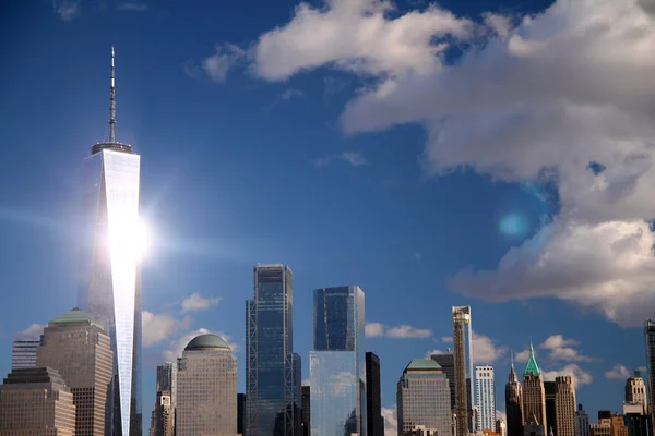 Pôr Sol Refletindo Sobre Torre Liberdade Centro Manhattan Com Céu — Fotografia de Stock