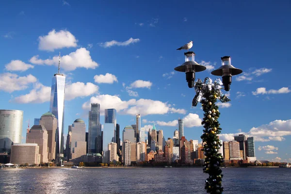 Gaviota Las Farolas Con Decoraciones Navideñas Rascacielos Manhattan Parte Inferior —  Fotos de Stock