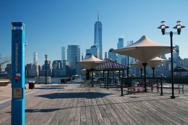 Waterfront New Jersey 'den Manhattan şehir merkezine bakan ahşap bir geçitteki mavi acil durum sütunu.