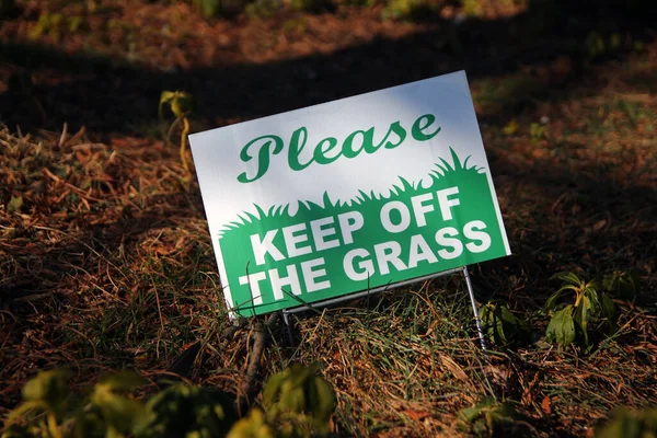 Please Keep Grass Sign Fall Grass Sunny Day — Stock Photo, Image