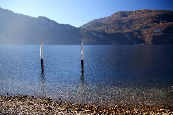 Tradicionais Pólos Preto Branco Barco Atracando Lago Como Itália — Fotografia de Stock