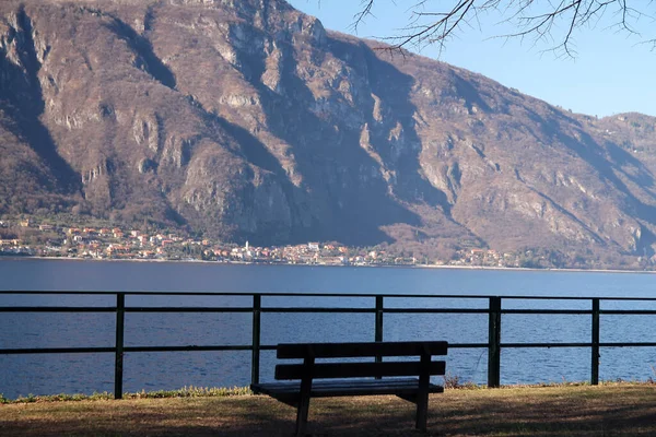 Close Banco Marrom Olhando Para Lago Alpes Costa Lago Como — Fotografia de Stock