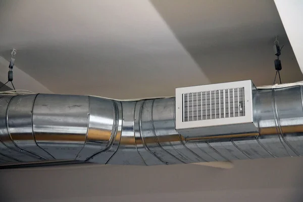 Amerika Birleşik Devletleri 'ndeki bir endüstriyel ofisin tavanına havalandırma ve ısıtma sistemi yerleştirildi.