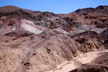 Kaliforniya 'daki Ölüm Vadisi Çölünde Sanatçının Yolu boyunca binlerce renk