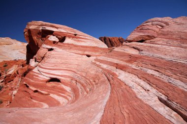 Nevada 'daki Ateş Vadisi' ndeki kayanın aşınmasıyla oluşan kavisli çizgiler.