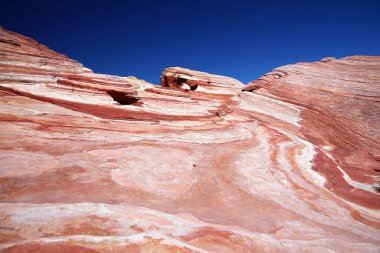 Nevada Çölü 'nde, açık mavi gökyüzünün altında Ateş Vadisi' ndeki kayalar üzerinde hareket eden şekil ve çizgiler.