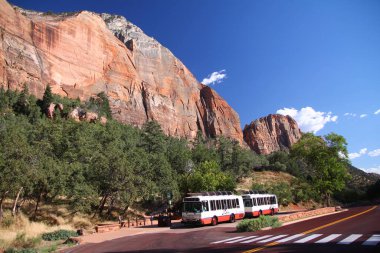 İnsanları Utah 'taki Zion Ulusal Parkı' na taşıyan ikonik ve geleneksel servis otobüsü.
