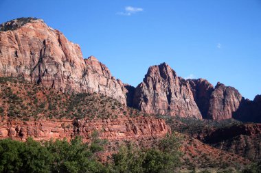 Utah 'taki Zion Ulusal Parkı' nın antik kaya duvarlarına boyanmış kırmızı renkler.