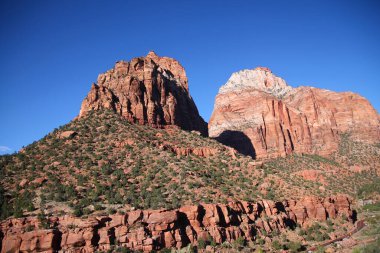 Utah 'taki Zion Ulusal Parkı' nın ikonik ve ünlü kırmızı ve yeşil tepeleri.