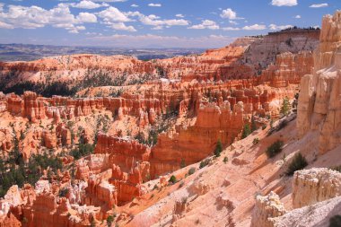 Utah 'taki turuncu Bryce Canyon Ulusal Parkı' ndaki haydutların gölgeleri.