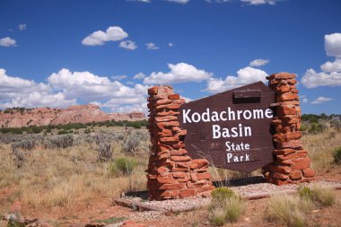 Utah 'taki Kodachrome Havzası Eyalet Parkı girişinde geleneksel kırmızı kayalar.