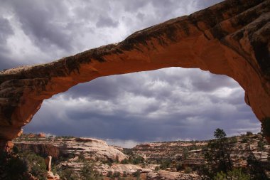 Utah 'ta bulutlu bir günde Doğal Köprüler Ulusal Anıtı' nın bir kaya köprüsü.