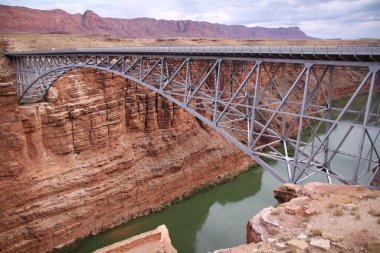 Glen Canyon Arch Baraj Köprüsü Arizona 'daki Colorado nehir suları üzerinde