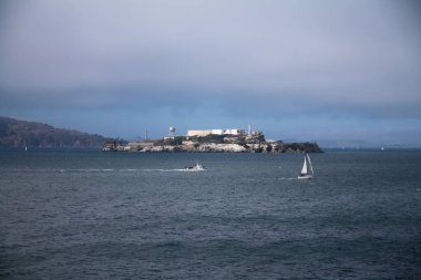 California 'daki San Francisco Körfezi' ndeki ünlü Alcatraz adasının önünde yelken açıyoruz.