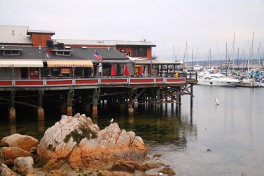 Kaliforniya 'da bulutlu bir yaz gününde Monterey İskelesi