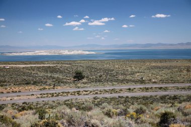 Mono Gölü 'nün güzelliği, Kaliforniya' nın tepesindeki dağ manzarası.