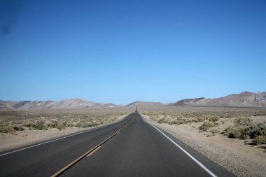 Kaliforniya 'daki Ölüm Vadisi Çölü' nün ortasında sonsuz bir yol.