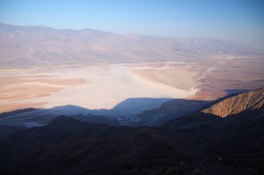 Ölüm Vadisi Çölü 'ndeki dağın tepesinden kurumuş Badwater Gölü.