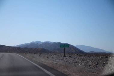 Kaliforniya 'da Ölüm Vadisi Çölü' nün ortasında deniz seviyesinin 30 metre altında.