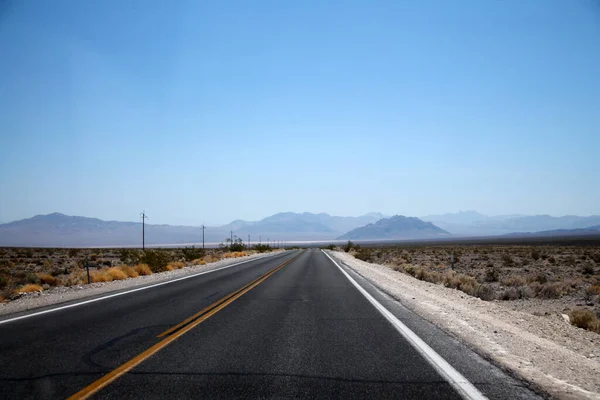 Kuolemanlaakson Autiomaan Las Vegasin Välinen Pitkä Tie Länsirannikolla — kuvapankkivalokuva