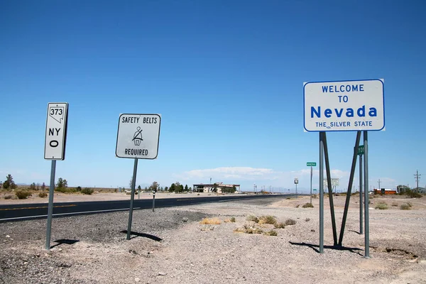 Знак Добро Пожаловать Неваду Другими Указаниями Середине Пустыни Между Калифорнией — стоковое фото