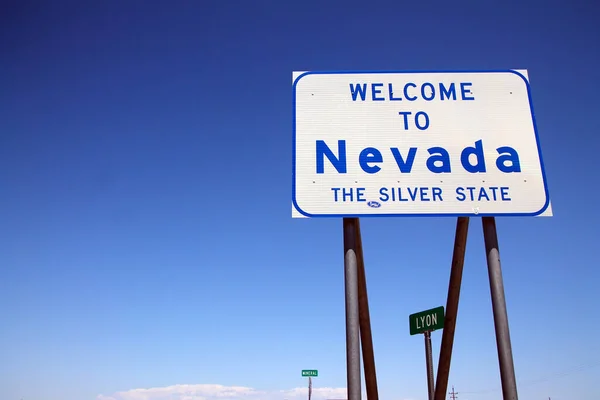 Batı kıyısındaki Kaliforniya Çölü 'nden gelen Nevada girişindeki sokak göstergesi.