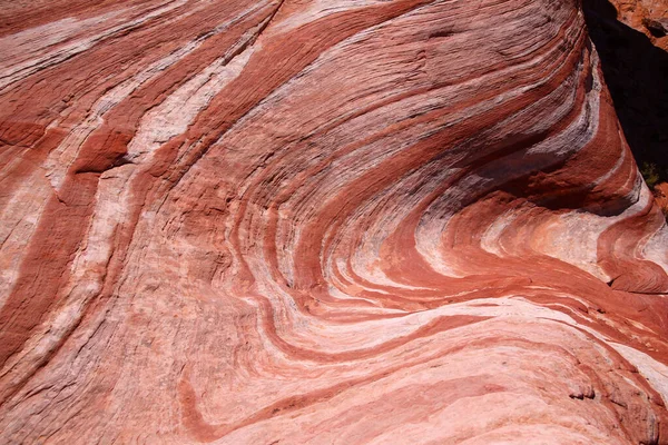 Nevada Daki Ateş Vadisi Ndeki Kırmızı Kayalıklardaki Aşınmanın Çizdiği Biçimli — Stok fotoğraf