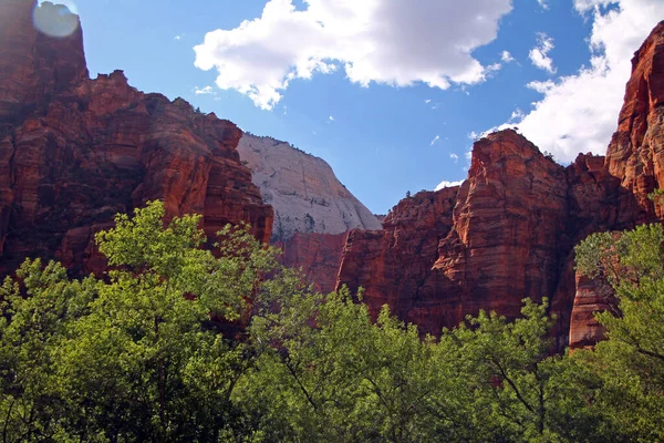 Contraste Entre Montanhas Vermelhas Brancas Céu Azul Parque Nacional Zion — Fotografia de Stock