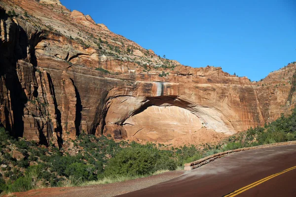 Arco Forma Montanha Vermelha Com Estrada Pavimentada Vermelha Zion National — Fotografia de Stock