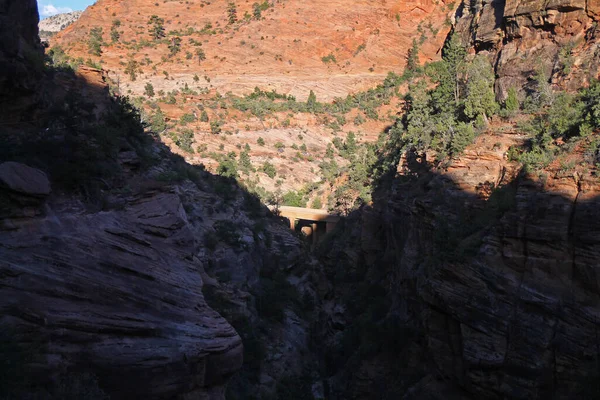 Die Brücke Fuße Der Roten Felswände Mit Schatten Zion National — Stockfoto
