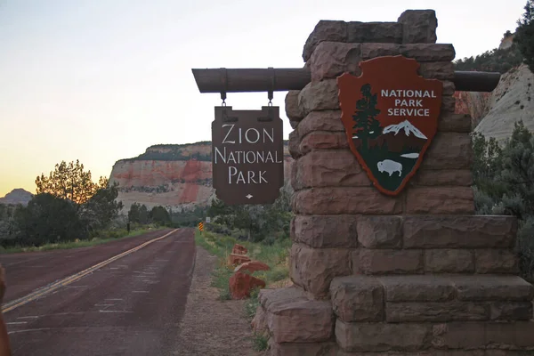 Rochas Vermelhas Tradicionais Sinal Madeira Entrada Parque Nacional Zion Utah — Fotografia de Stock
