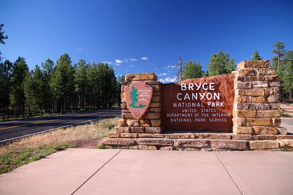 Utah 'taki Bryce Canyon Ulusal Parkı' nın girişindeki geleneksel kırmızı taşlar ve tahta tabela.