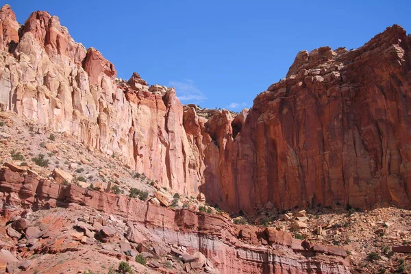 Skarpa Spetsiga Röda Bergväggar Nationalparken Capitol Reef Utah — Stockfoto