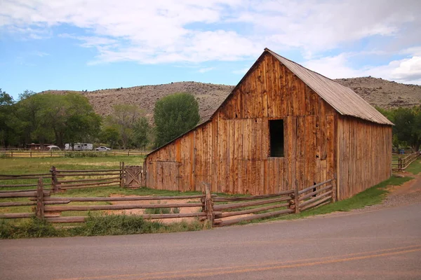 Maison Traditionnelle Bois Gifford Homestead Avec Route Gravier Rouge Fruita — Photo