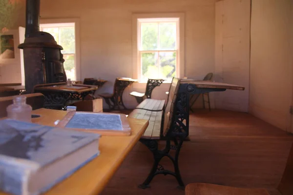 Μέσα Στο Fruita Schoolhouse Παραδοσιακά Γραφεία Και Παγκάκια Στη Γιούτα — Φωτογραφία Αρχείου