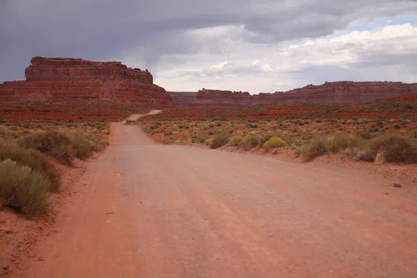 Longa Estrada Cascalho Nas Rochas Vermelhas Vale Dos Deuses Utah — Fotografia de Stock