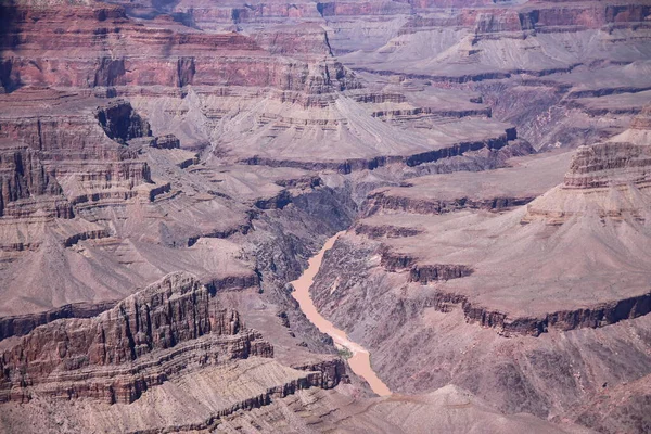 穿过亚利桑那州大峡谷国家公园红岩的红河 — 图库照片