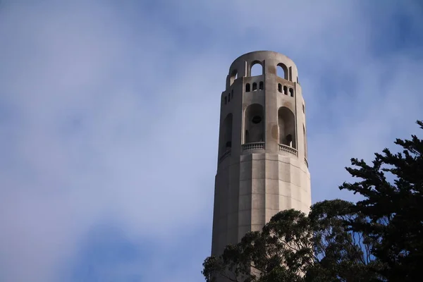 Κορυφή Του Εμβληματικού Πύργου Coit Σύννεφα Πίσω Στο Σαν Φρανσίσκο — Φωτογραφία Αρχείου