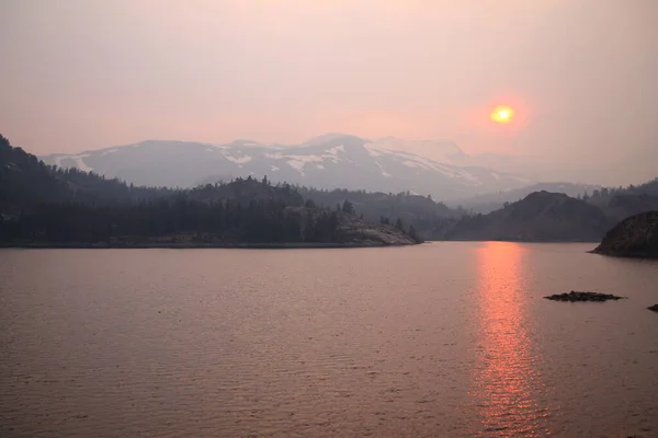 Sol Refletindo Sobre Lago Através Nevoeiro Cinza Incêndio Parque Nacional — Fotografia de Stock