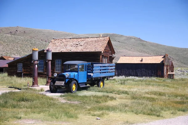Posto Gasolina Abandonado Caminhão Azul Cidade Fantasma Bodie Deserto Califórnia — Fotografia de Stock