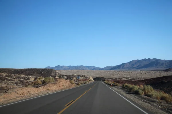 Estrada Vale Morte Através Deserto Para Montanhas Distância Califórnia Eua — Fotografia de Stock