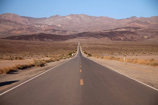 Глядя Середину Длинной Прямой Пустынной Дороги Никого Месте Долине Смерти — стоковое фото