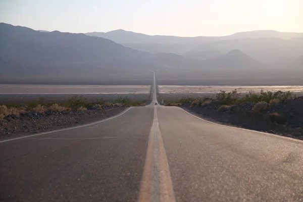 Пустынная Дорога Тянется Прямо Через Пустыню Долина Смерти Калифорнии — стоковое фото